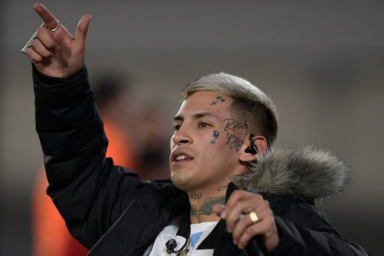 El cantante argentino L-Gante' (Elian Angel Valenzuela) durante una presentación antes de un partido de la selección argentina de Fútbol. El artista fue detenido el martes y hoy fue citado a declarar.