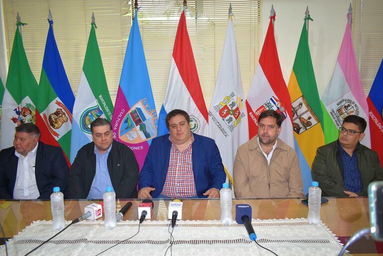 El director del Cenquer, Dr. Saúl Zaputovich, junto al gobernador de Guairá, César Luis Sosa (ANR) y otros referentes del área de salud.