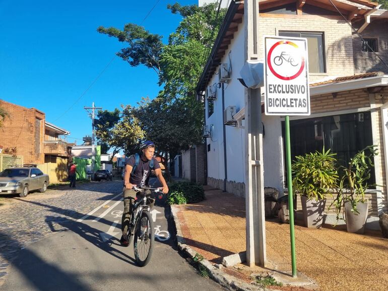 Un ciclista transita en bicicleta por la bicisenda que une el centro de Asunción con el barrio Villa Morra.