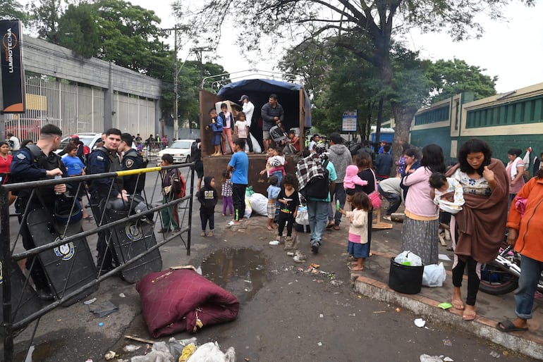 Grupos de indígenas abordando un camión alrededor del mediodía, para regresar a sus comunidades.