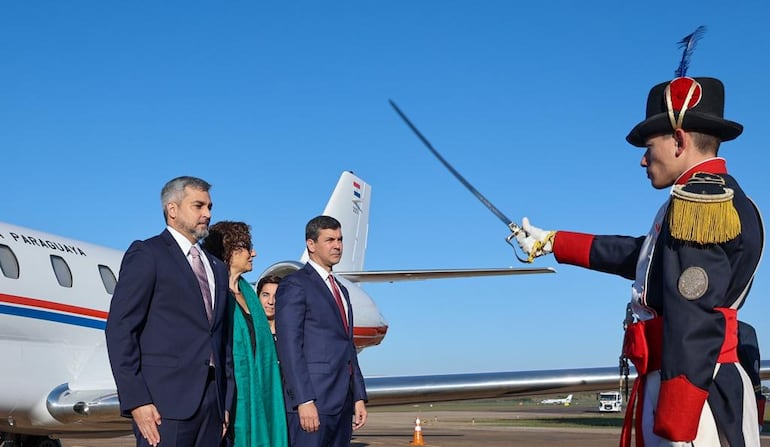 Mario Abdo Benítez, llegando a la Cumbre del Mercosur, acompañado por Santiago Peña.