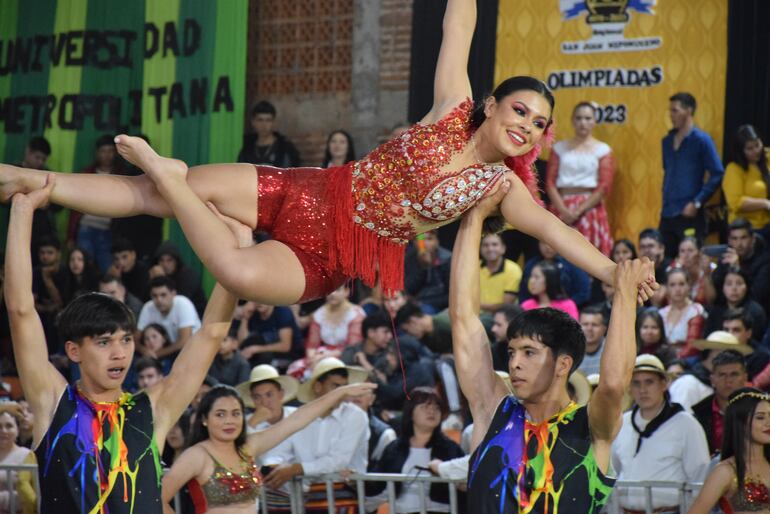 Presentación de danzas rítmicas del Colegio Nacional Defensores del Chaco de San Juan Nepomuceno.