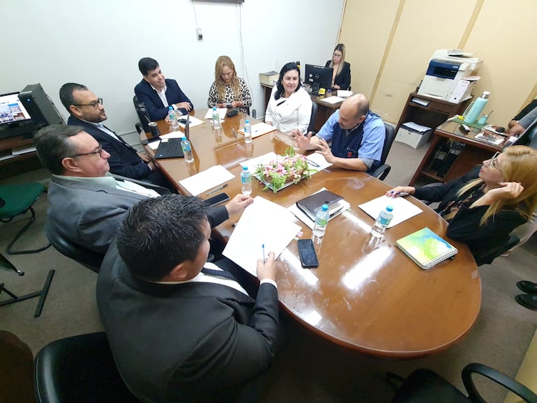 Los diputados liberales Adrián Vaesken, Graciela Aguilera y María C. Benítez escucharon ayer al Dr. Julio Rolón.