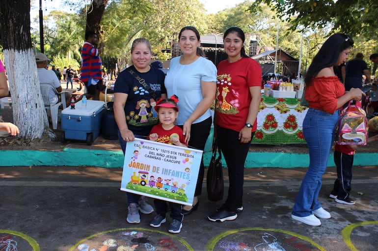 Los niños del nivel inicial se tomaron fotografías de recuerdo de la pintata 2024.