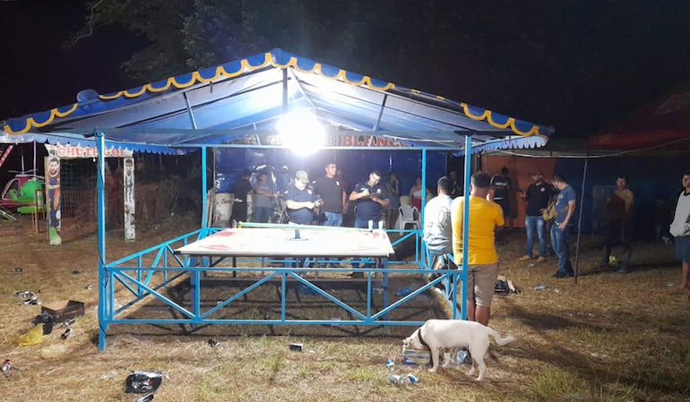 Policías trabajan en el parque de diversiones de Yby Pytá donde ocurrió el sicariato.