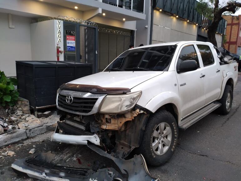 Camioneta que impactó contra los dos vehículos.