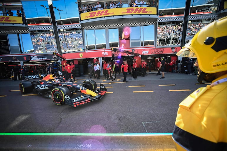 El Red Bull Racing de Max Verstappen durante la clasificación del Gran Premio de Mónaco en el circuito urbano de Mónaco.