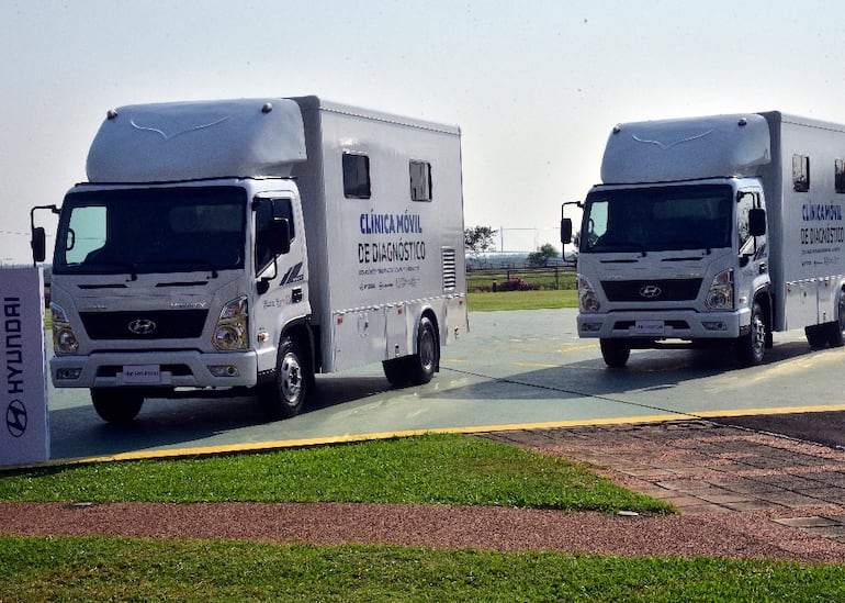 Cinco clínicas móviles de diagnóstico general fueron donadas por Hyundai Motor Company y Automotor al Ministerio de Salud.