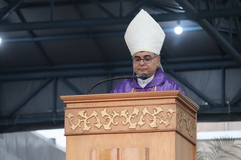 Monseñor Roberto Zacarías presidió la misa en el santuario de la Virgen de los Milagros de Caacupé.