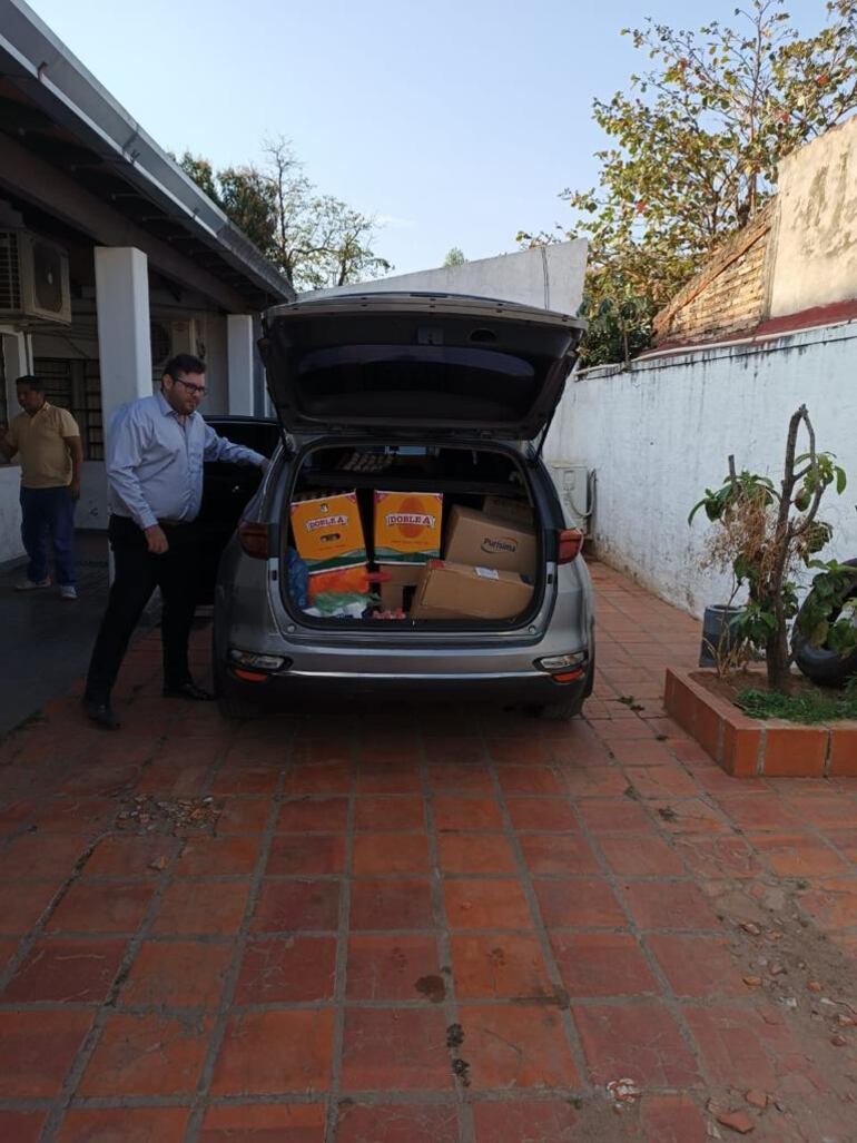 Camioneta que transportaba muchas cajas y que fue retenida en Vista Alegre. (gentileza).