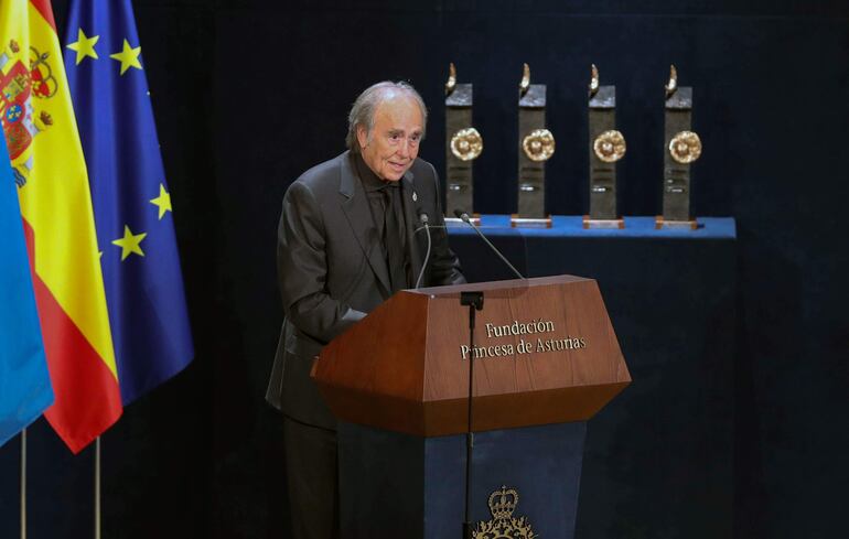 El cantautor Joan Manuel Serrat, Premio de las Artes, pronuncia un discurso durante la ceremonia de entrega de los Premios Princesa de Asturias.