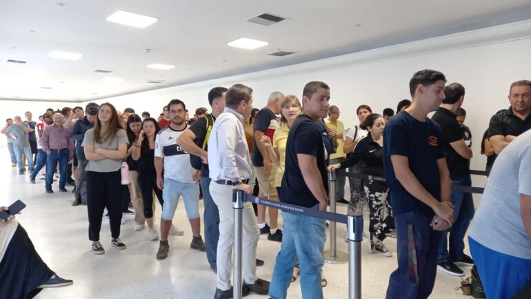 Los socios de Olimpia en el Salón Blanco de Para Uno para adquirir una entrada del partido contra Flamengo por la Copa Libertadores.