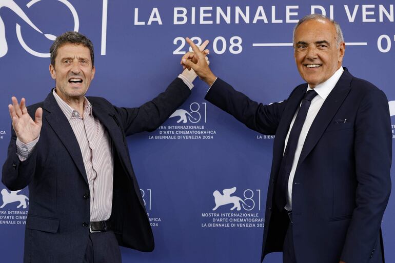 El presidente de la Bienal, Pietrangelo Buttafuoco, y el director del festival, Alberto Barbera, posan en una sesión fotográfica antes de la ceremonia de apertura del Festival de Cine de Venecia, en Venecia, Italia.
(EFE/EPA/FABIO FRUSTACI)
