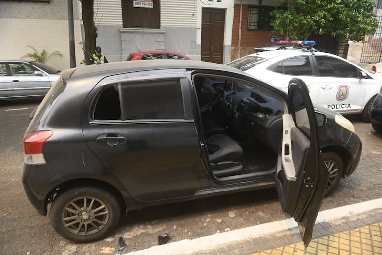 La ventanilla trasera del vehículo fue destrozada y la puerta de acompañante estaba liberada.