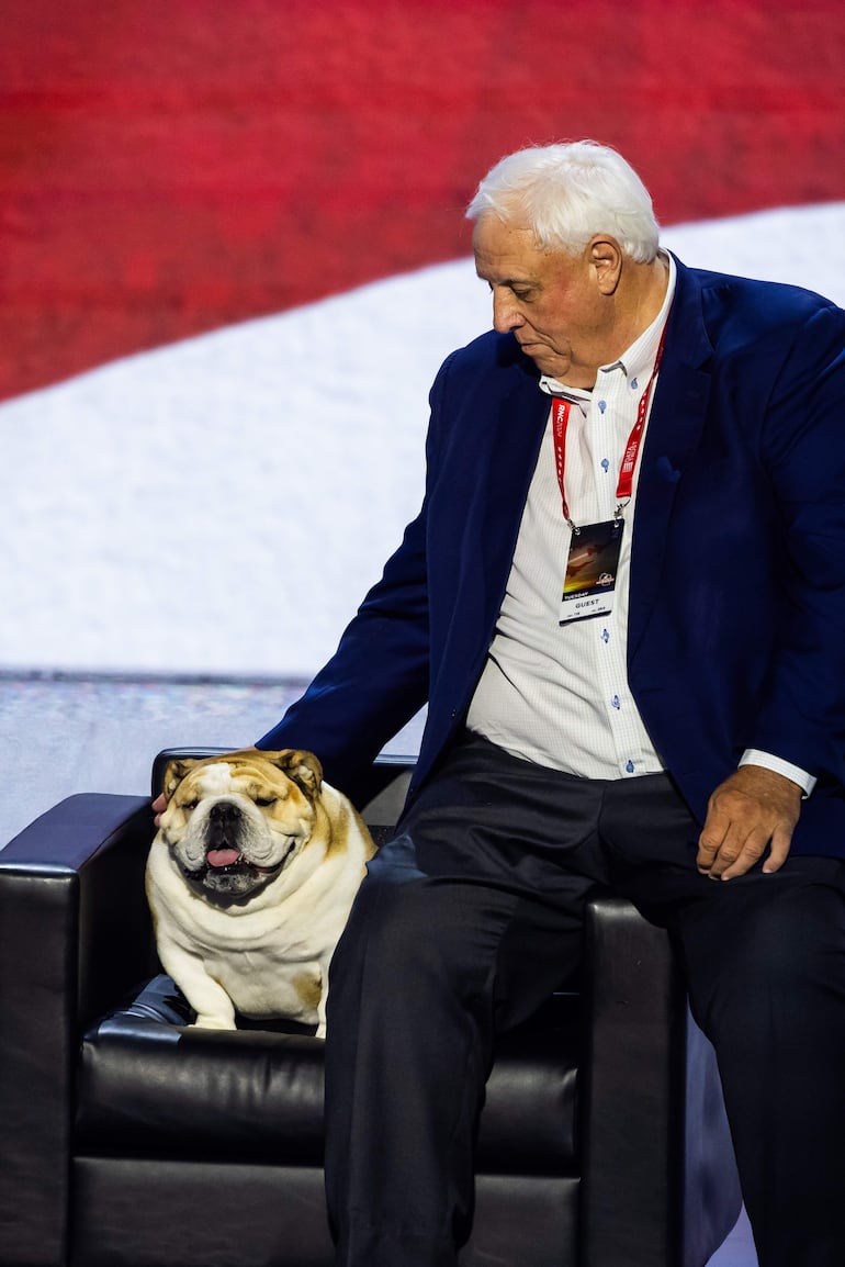 Justice suele acudir al Congreso estatal junto a Babydog. De hecho, esta bulldog fue pintada en un mural del Capitolio de Virginia Occidental en Charleston junto al expresidente Abraham Lincoln (1861-1865), soldados de la guerra civil y otros personajes.