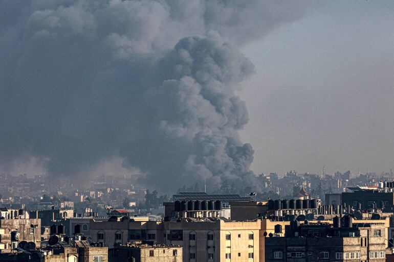 Humo sobre Rafah, en el sur de la Franja de Gaza, durante un bombardeo israelí este lunes.