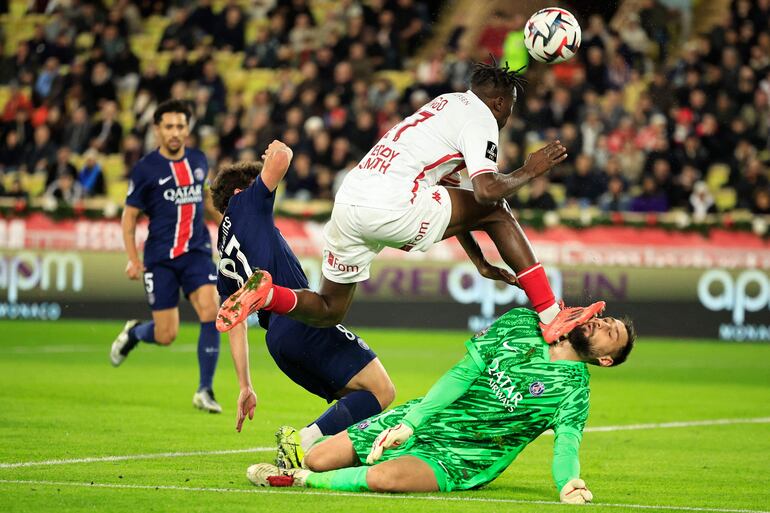 TOPSHOT - Paris Saint-Germain's Italian goalkeeper #01 Gianluigi Donnarumma sustains an injury by Monaco's Ivorian defender #17 Wilfried Singo (2nd-R) during the French L1 football match between AS Monaco and Paris Saint-Germain at the Louis II Stadium (Stade Louis II) in the Principality of Monaco on December 18, 2024. (Photo by Valery HACHE / AFP)