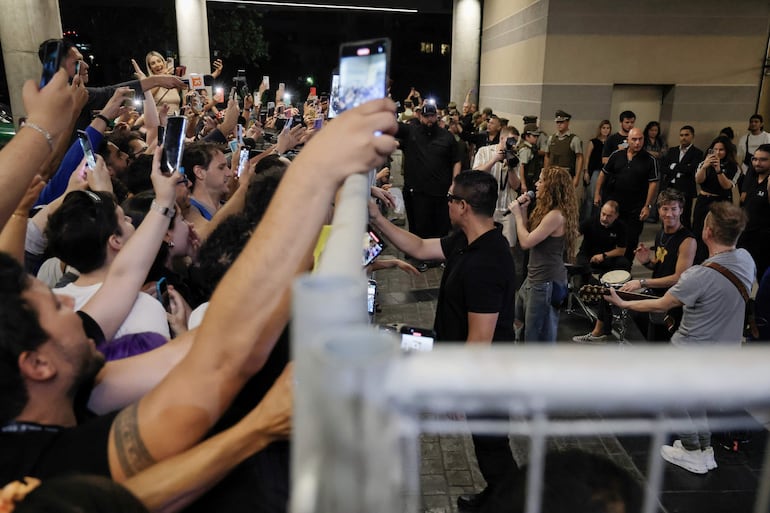 La cantante colombiana Shakira cantó a sus fans chilenos frente al Hotel Mandarín y recibió muchas muestras de cariño. (EFE/Javier Torres)
