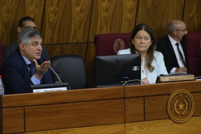 El ministro de Educación, Luis Ramírez, defendió esta mañana el concurso público en la Bicameral del Congreso. A su lado, la diputada María Cristina Villalba (ANR - HC).