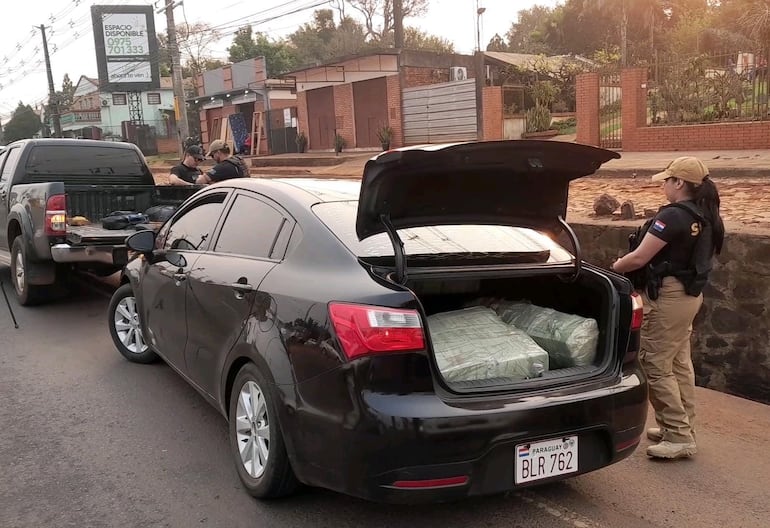 Cae automóvil repleto de marihuana en Encarnación.