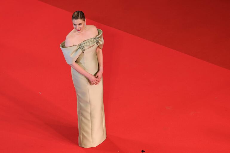 Greta Gerwig llega divina a la premier de 'Les Linceuls' en la edición número 77 del Festival de Cannes. (Neilson Barnard/Getty Images)
