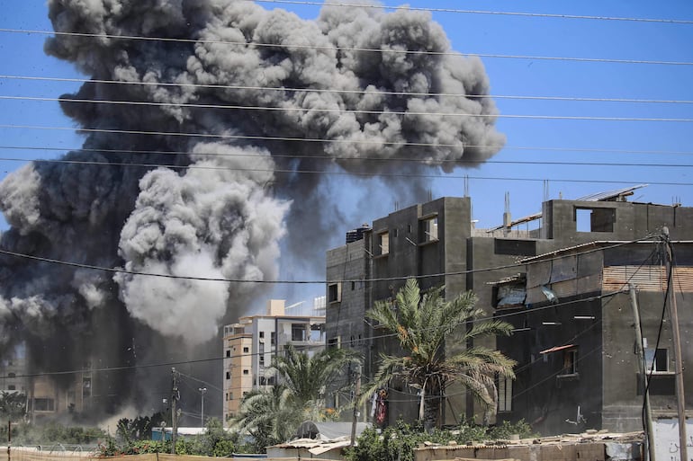 El humo se eleva desde un edificio golpeado por un ataque israelí en Nuseirat, en el centro de la Franja de Gaza, hoy 20 de julio de 2024,