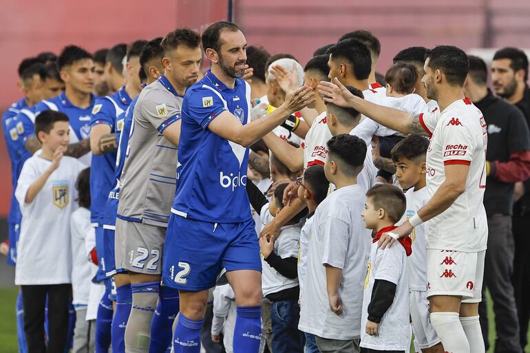 Diego Godín (c-i) de Vélez Sarsfield jugó ayer contra Huracán su último partido como profesional, en el Estadio Tomás Adolfo Ducó en Buenos Aires (Argentina). EFE/ Juan Ignacio Roncoroni