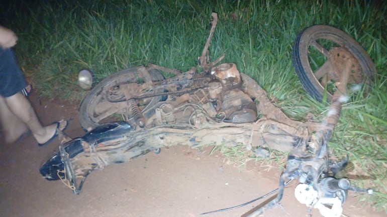 La motocicleta en que viajaba la víctima fatal.