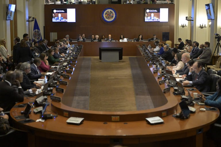 Fotografía de una sesión extraordinaria de la Organización de Estados Americanos en Washington (Estados Unidos). Una resolución que exigía a las autoridades de Venezuela publicar de inmediato las actas de las elecciones no alcanzó los apoyos necesarios para ser aprobada por el Consejo Permanente de la Organización de los Estados Americanos (OEA), luego de que se abstuvieran naciones como Brasil, Colombia y México. EFE/ Lenin Nolly