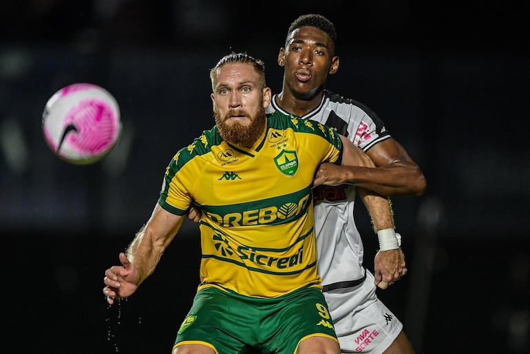 El "Vikingo" Pitta en acción en un partido reciente del Cuiabá contra Vasco da Gama.