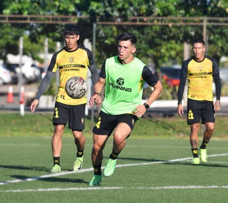 Thiago Vidal Obregón, Édgar David González y Aldo Walmor González, en la práctica de Recoleta FC.