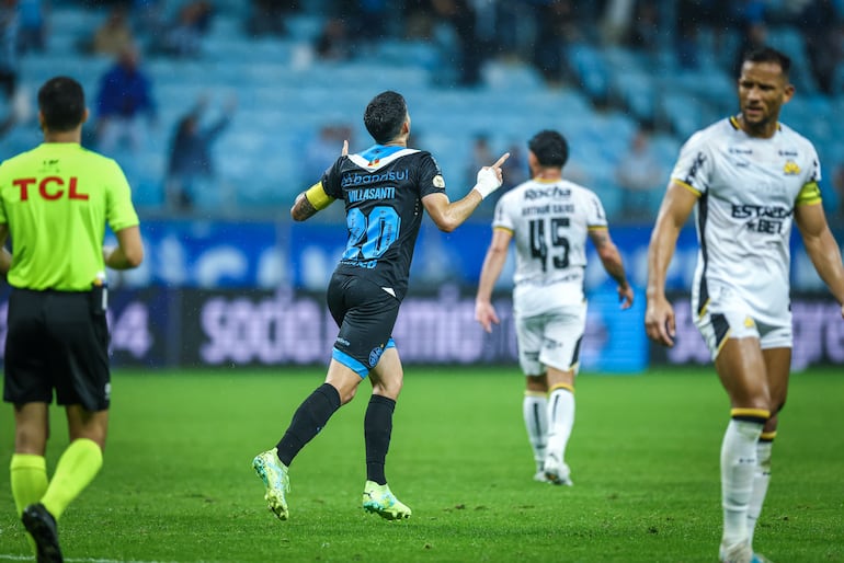 El paraguayo Mathías Villasanti, jugador de Gremio de Porto Alegre, festeja un gol en el partido frente a Criciúma por la quinta fecha de la Serie A de Brasil en el estadio Arena do Gremio, en Porto Alegre.