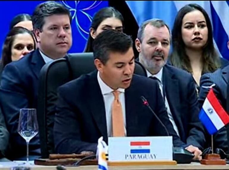 El presidente de Paraguay, Santiago Peña, durante su discurso en la apertura de la 64° Cumbre del Mercosur.