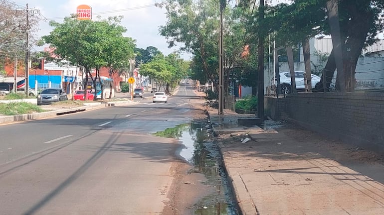 Charcos de agua continúan formándose sobre la avenida Fernando de la Mora, con potencial de destruir los trabajos realizados.