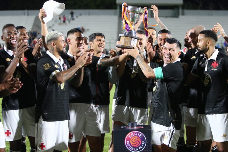 Robert Rojas (c) celebra con sus compañeros de Vasco la conquista del trofeo, que sostiene el capitán Gary Medel.