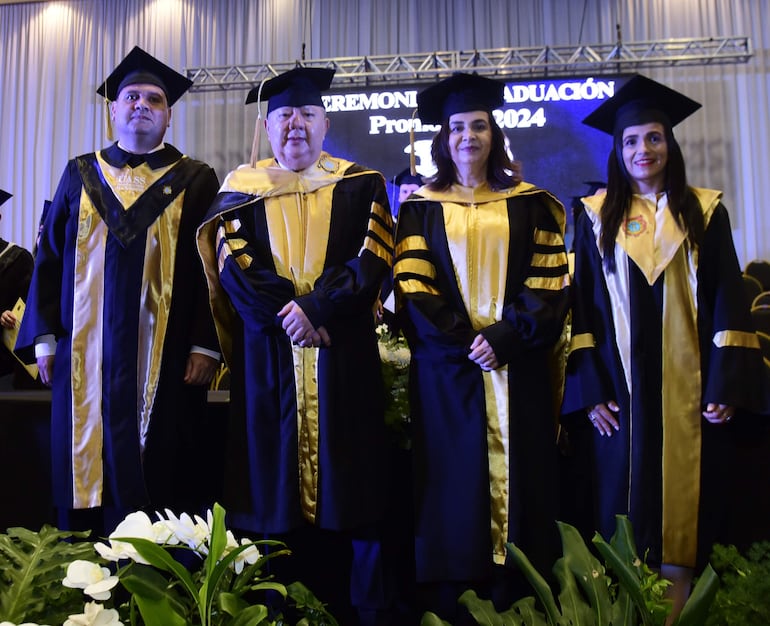 Senador Derlis Maidana, Prof. Dr. Fulgencio Samudio, rector de la UASS; Prof. Dra. Julia Benítez, vicerrectora, y Mag. Cristina Benítez, secretaria general.