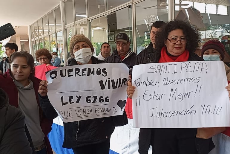 El lunes pasado, pacientes y familiares se manifestaron en el Incan pidiendo la intervención del hospital público. 