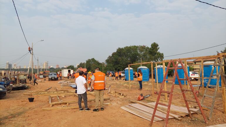 Construcción de viviendas en refugio para damnificados por el incendio en Costanera.