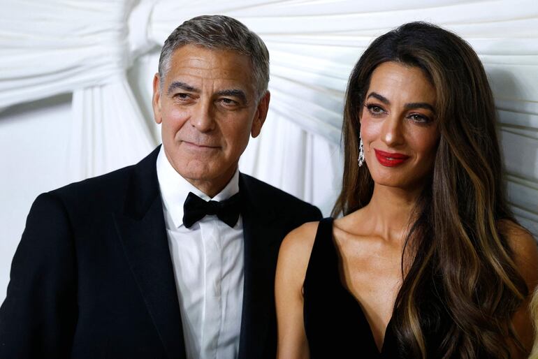 El actor estadounidense George Clooney y su esposa, la abogada libanesa-británica Amal Clooney, llegando muy elegantes para 'The Albies', organizada por la Fundación Clooney para la Justicia en la Biblioteca Pública de Nueva York.