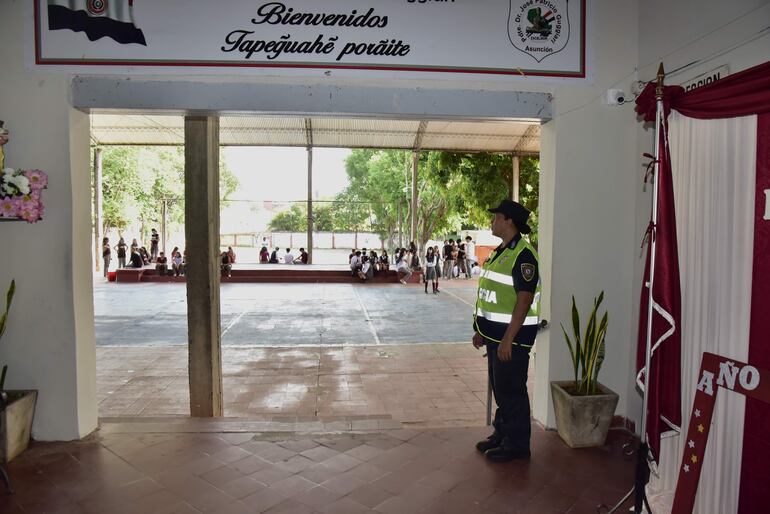 El Colegio Nacional José P. Guggiari de Asunción es uno de los escasos centros educativos que cuentan con resguardo policial permanente. En la institución educativa se encuentran materiales de construcción de una obra paralizada por la firma Engineering S.A.