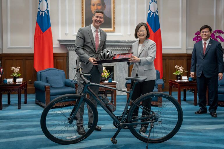 Santiago Peña y la presidenta de Taiwán, Tsai Ing-wen. Fue ayer en Taipéi. (AFP).