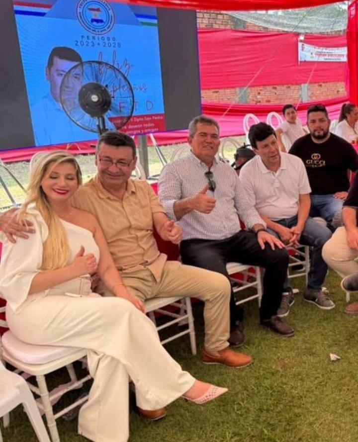 Walter Harms (con remera blanca), junto a varias personas, entre ellas el gobernador de San Pedro Freddy  D’Ecclesiis.