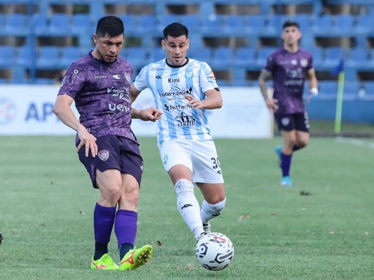 Rodrigo Rojas (i), futbolista de Sportivo Luqueño, ejecuta un pase en el partido frente a Guaireña por los cuartos de final de la Copa Paraguay 2024 en el estadio Luis Alfonso Giagni, en Villa Elisa, Paraguay.