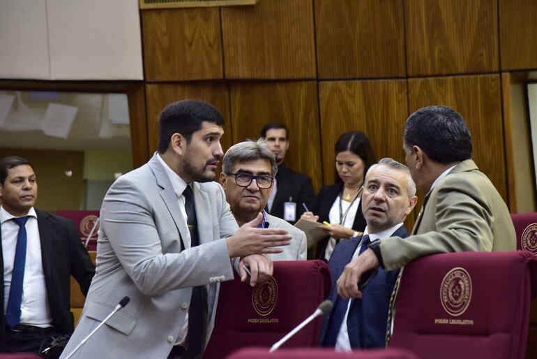 Mauricio Espínola dialoga con sus colegas Roberto González, Daniel Centurión y Édgar Olmedo