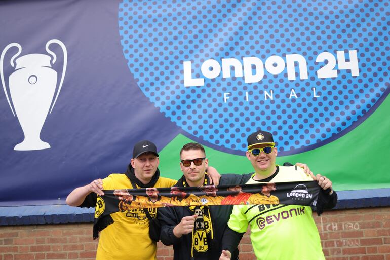 Los aficionados en los alrededores del estadio de Wembley antes de la final de la Champions League entre el Borussia Dortmund y el Real Madrid en Londres. 