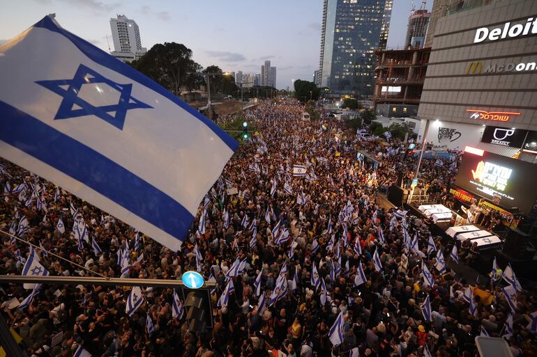 Miles de personas protestan en Tel Aviv, este domingo.