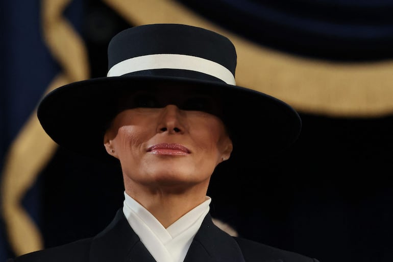 Melania Trump optó por un look donde se destacaba un sombrero para la toma de posesión de su esposo Donald Trump. (Chip Somodevilla / POOL / AFP)