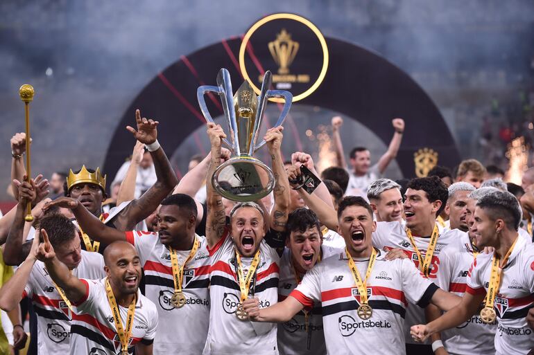 Jugadores de Sao Paulo celebran con el trofeo al ganar la final de la Supercopa de Brasil frente a Palmeiras en el estadio Mineirao en Belo Horizonte (Brasil).