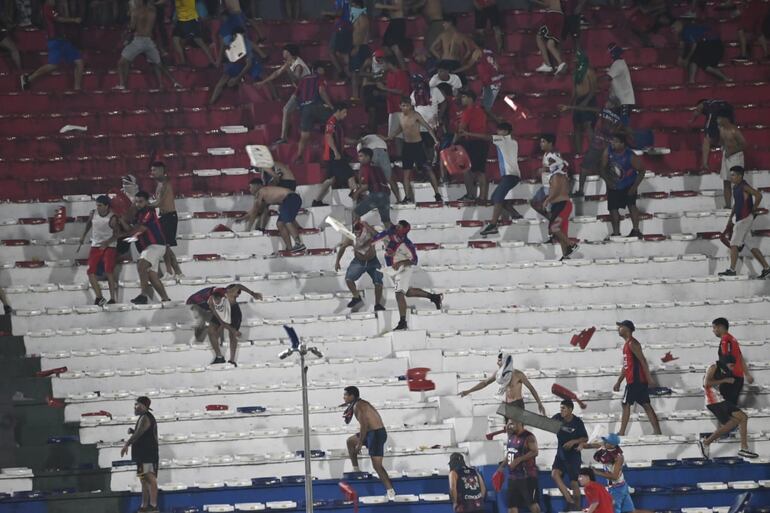 Los incidentes entre los barras de Cerro Porteño en la Gradería Norte durante el partido ante 2 de Mayo en el estadio Defensores del Chaco, en Asunción.