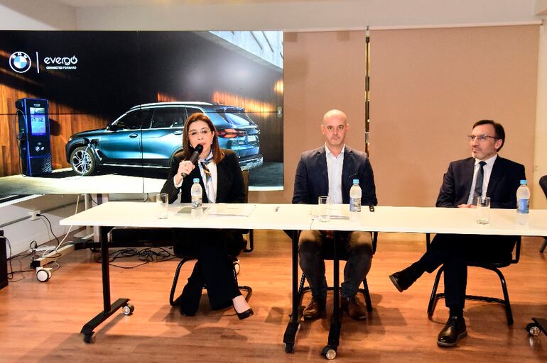 Liz Ramírez, Javier Díaz y Fernando Casaccia en el BMW Owners Hub.